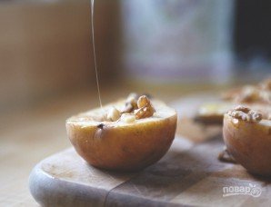 Запеченные груши с грецкими орехами и медом - фото шаг 5