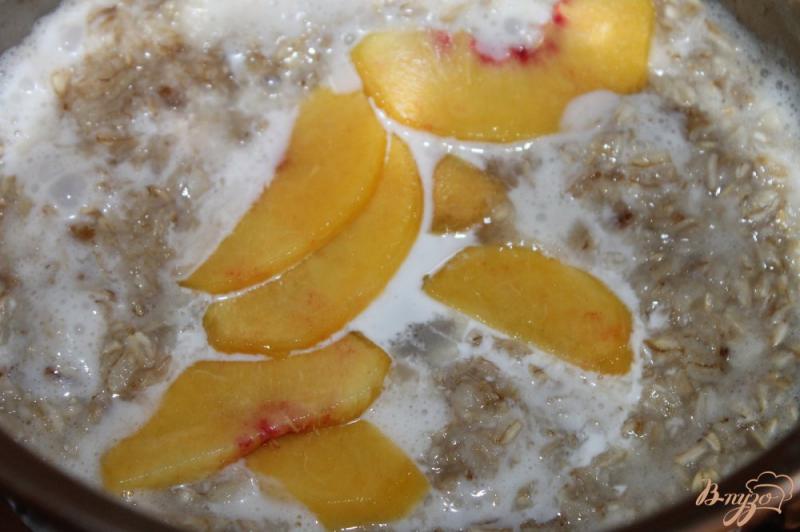 Фото приготовление рецепта: Сливочная овсяная каша с персиками шаг №3