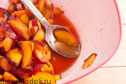 Салаты с персиками: пошаговые рецепты с фото, фруктовые, ПП, с курицей, сливочным сыром, рукколой, абрикосами, моцарелой