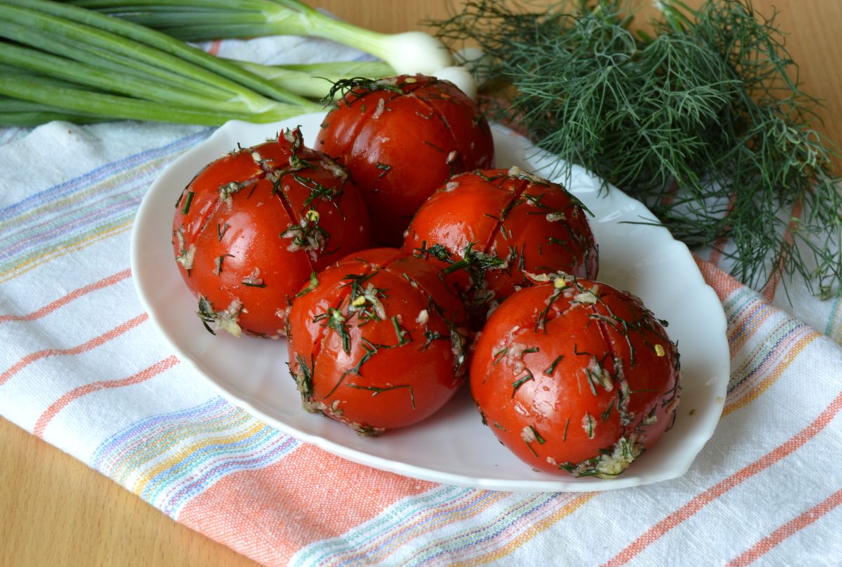 Рецепт быстрых помидор с чесноком. Малосольные помидоры. Малосольные помидоры с чесноком. Малосольные помидоры с чесноком и зеленью. Малосольные фаршированные помидоры.