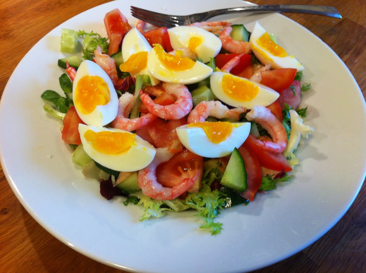 И вкусный, и полезный: рецепт салата с креветками и яйцом