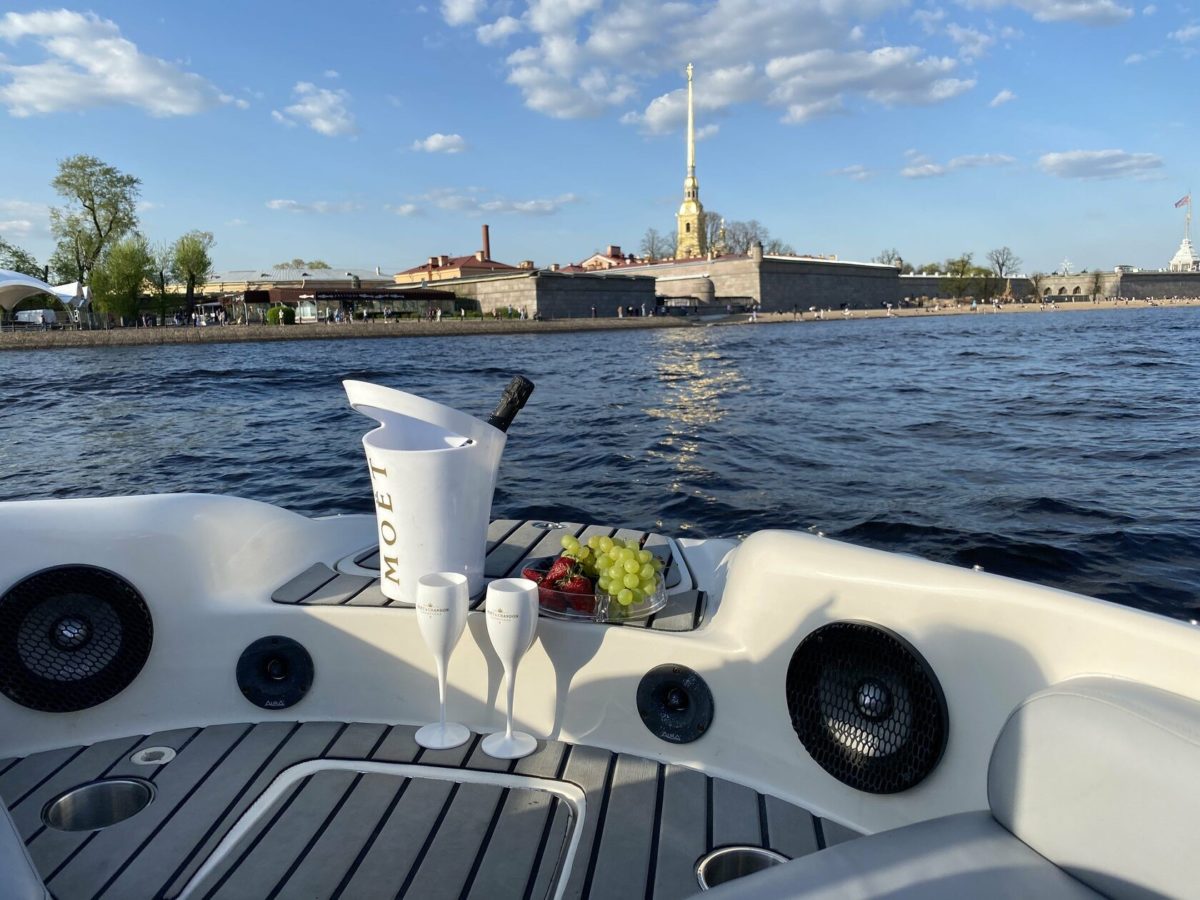 Аренда катера, яхты или теплохода: нюансы выбора судна для прогулок по рекам и каналам Санкт-Петербурга