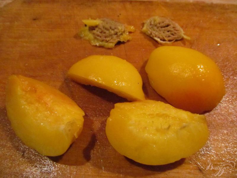 Фото приготовление рецепта: Салат из арбуза с дыней и персиком шаг №4