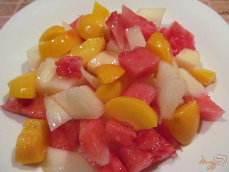 Фото приготовление рецепта: Салат из арбуза с дыней и персиком шаг №5