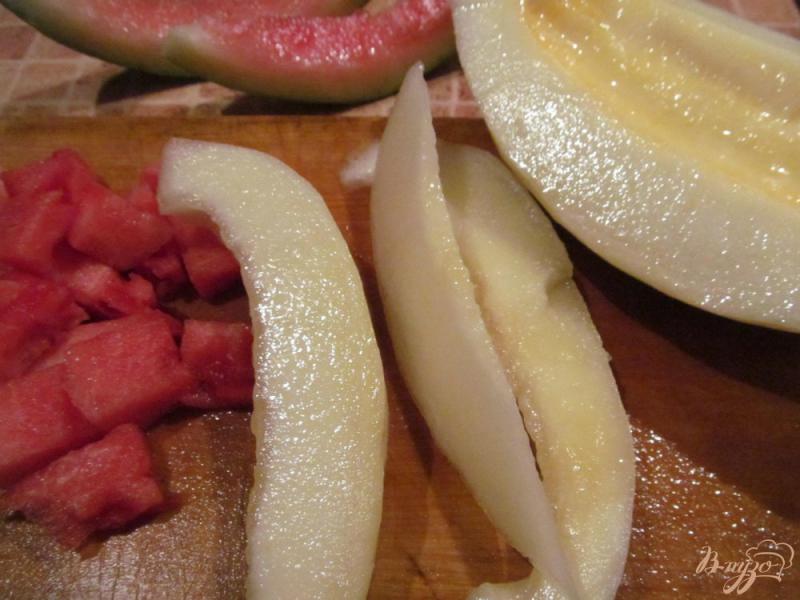 Фото приготовление рецепта: Салат из арбуза с дыней и персиком шаг №3