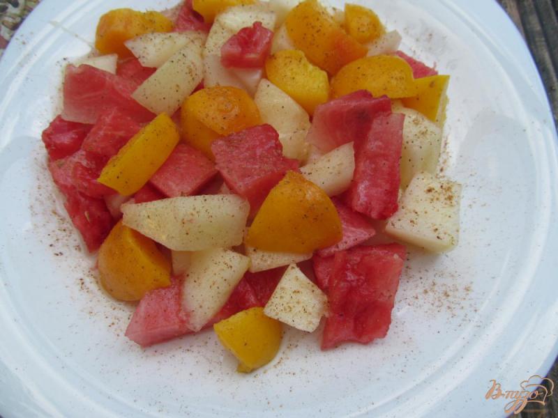 Фото приготовление рецепта: Салат из арбуза с дыней и персиком шаг №7