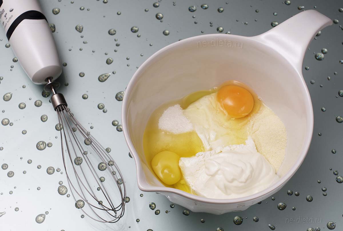 Яйца со сметаной на сковороде. Взбитые яйца. Взбить творог с яйцами. Взбитые яйца в миске. Взбивание яиц.