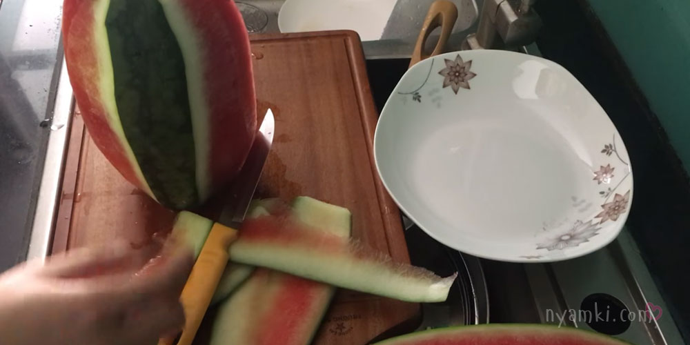 Как правильно резать арбуз: быстро, красиво, как порезать на праздничный стол, фото, видео