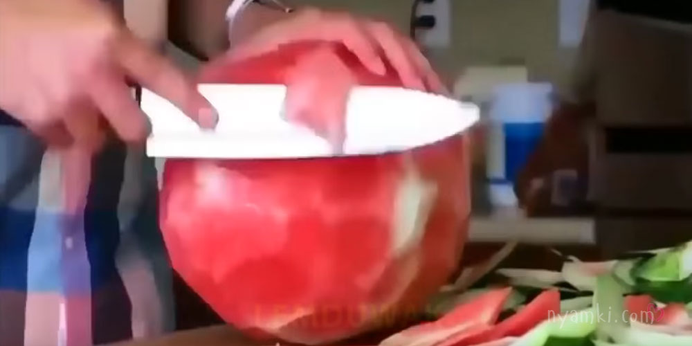Как правильно резать арбуз: быстро, красиво, как порезать на праздничный стол, фото, видео