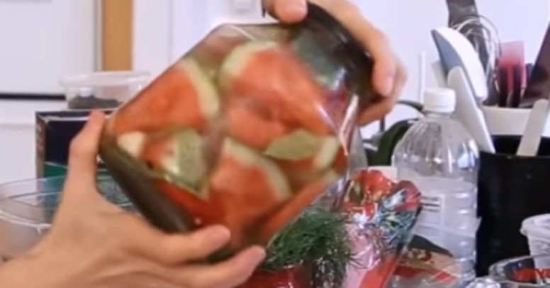 Соленый арбуз (квашеный, моченый) на зиму: пошаговые рецепты с фото, засолка в банках, бочках, ведрах, без стерилизации, кусочками, целиком